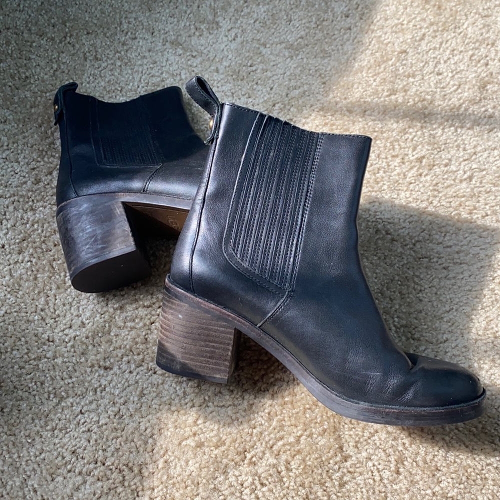 Ugg black boots slightly worn size 9